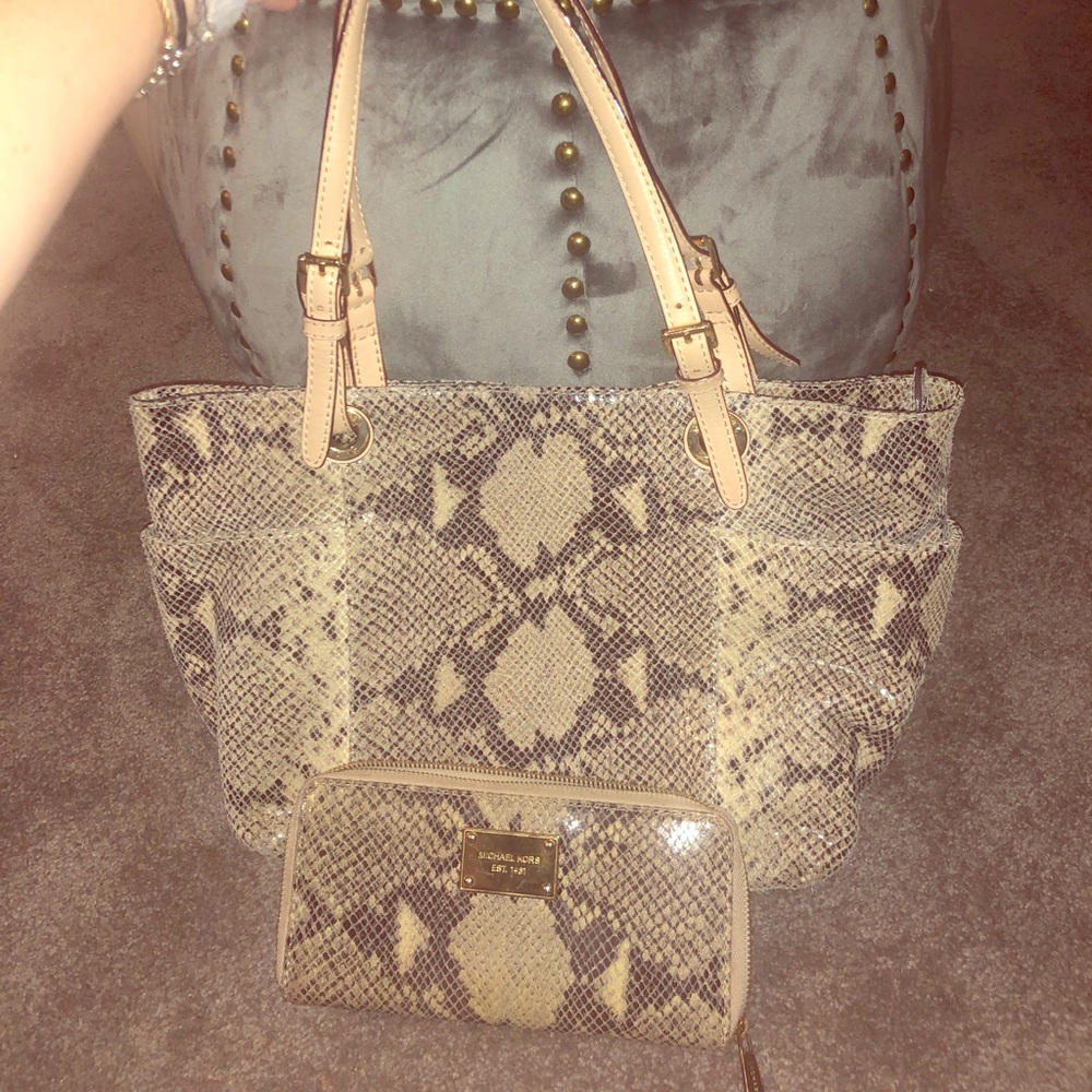 Michael Kors matching purse&wallet set😍